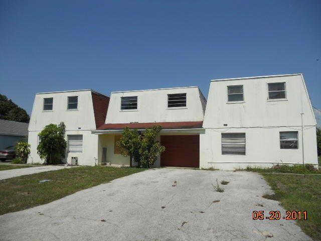 6627 Warwick Cir, Fort Myers, FL Main Image