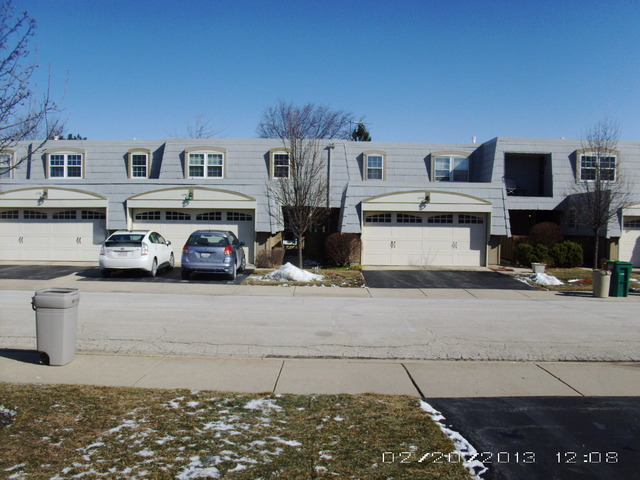 690 Versailes Cir, Elk Grove Village, Illinois  Main Image