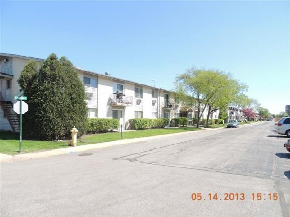 8932 Steven Dr Apt 2b, Des Plaines, Illinois  Main Image