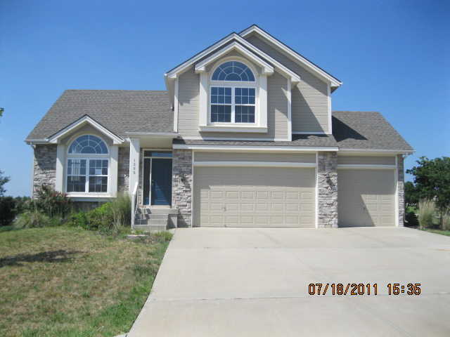 1202 Cooper Dr, Raymore, MO Main Image