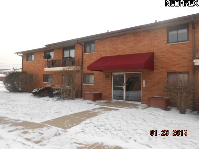 24565 Clareshire Dr Apt 2, North Olmsted, Ohio  Main Image