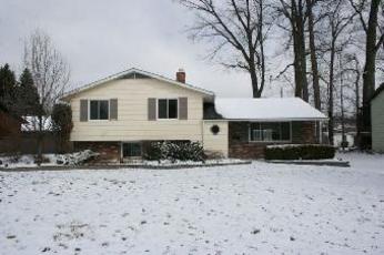 23352 Woodview Dr, North Olmsted, OH Main Image