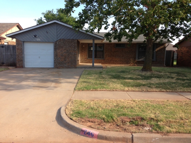 746 W Perry Dr, Mustang, OK Main Image