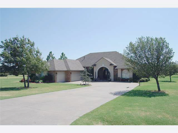 212 Cambrye Dr, Tuttle, OK Main Image