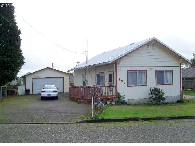 697 E 11th St, Coquille, OR Main Image