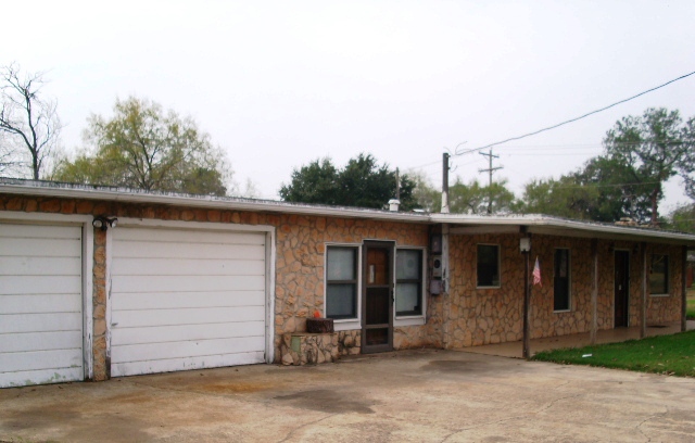 815 W Goodwin St, Pleasanton, TX Main Image