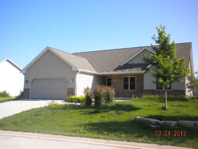 28688 Driftwood Ct, Waterford, Wisconsin  Main Image