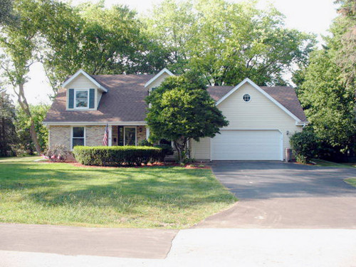 202 Woodside Ln, Thiensville, WI Main Image